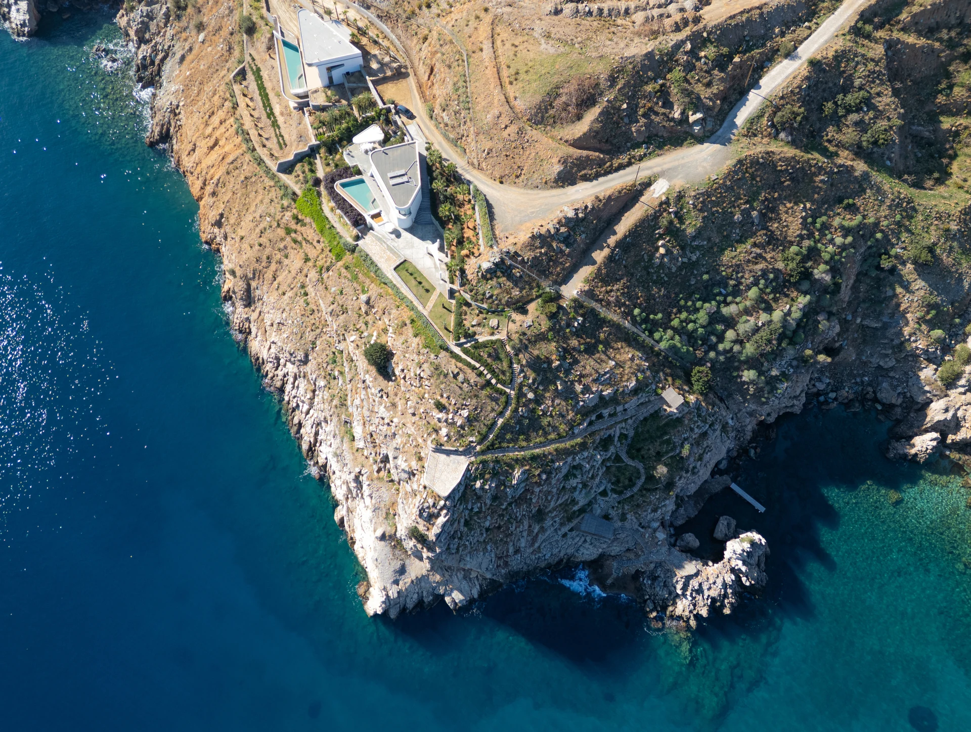 Вид с воздуха на резиденцию Meltemi Villa на скале над Эгейским морем, Ираклион, Крит — видна вся территория и приватная бухта
